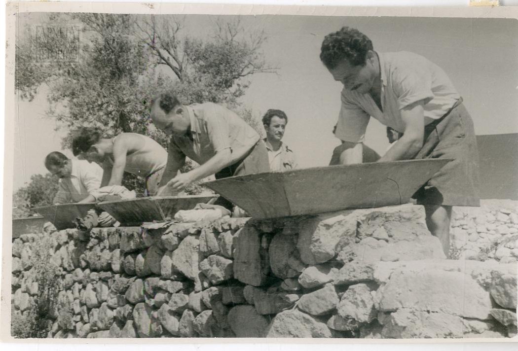 Εξόριστοι πλένουν τα ρούχα τους