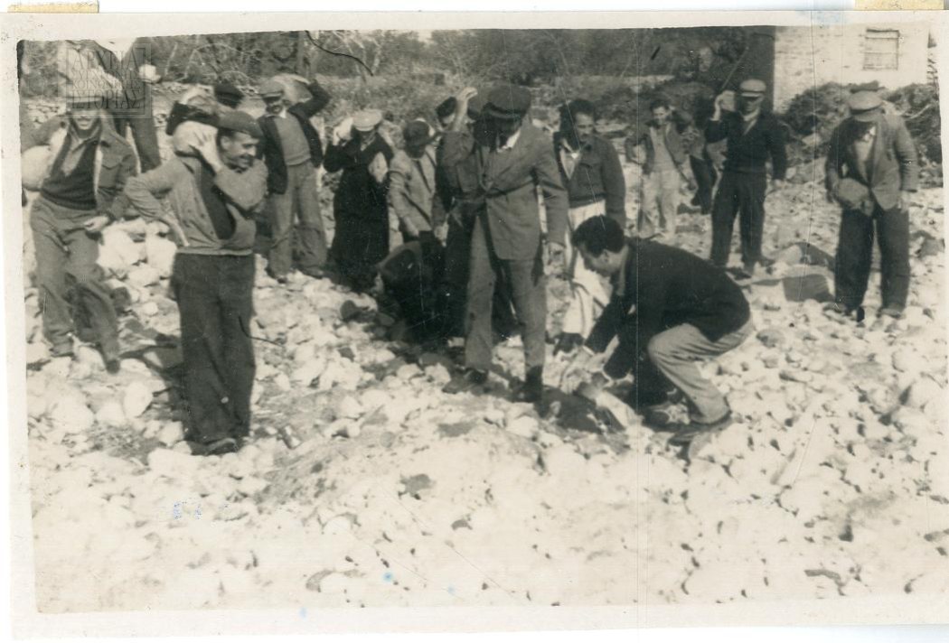 Εξόριστοι στον Άη Στράτη εν ώρα εργασίας