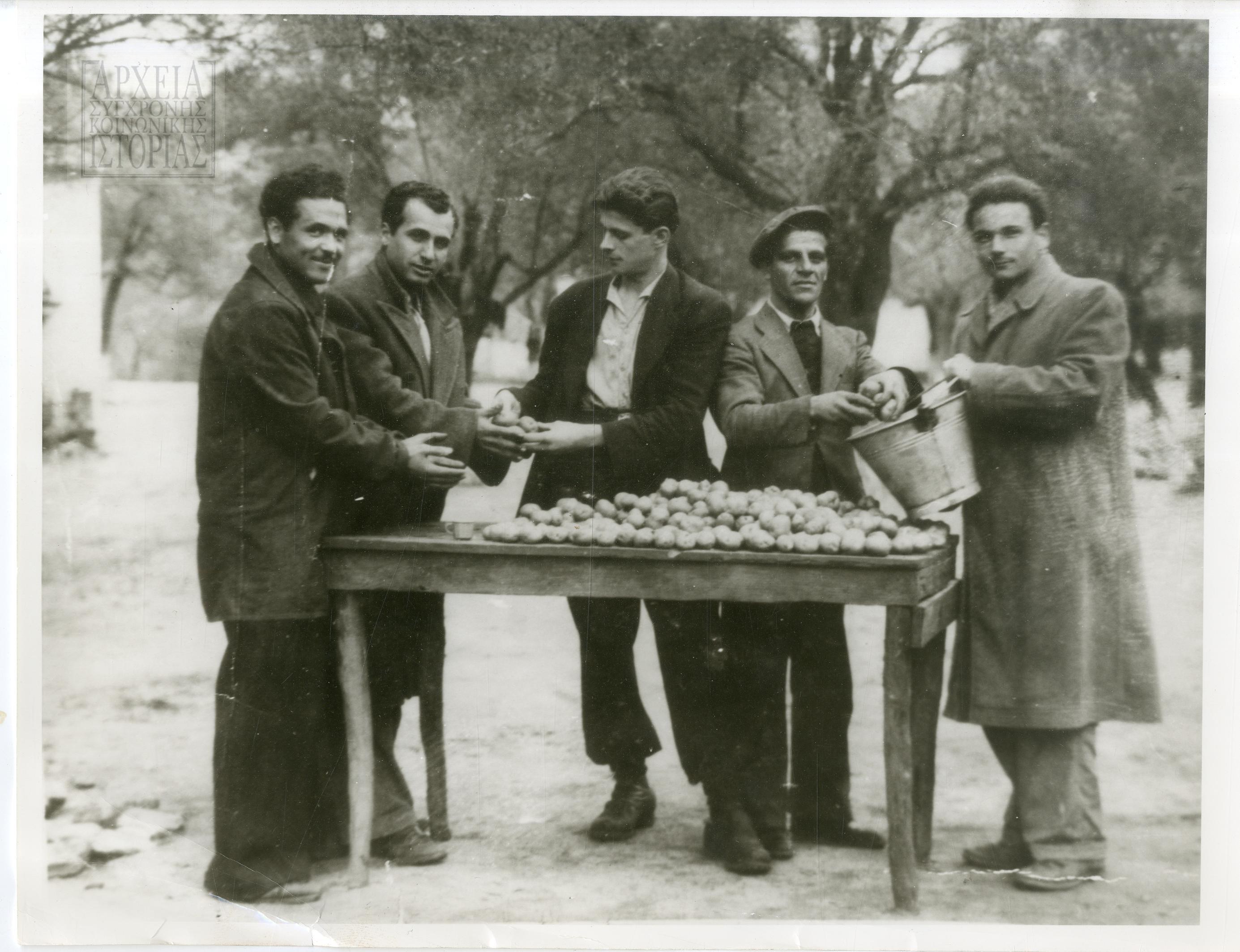 Εξόριστοι στον Άη Στράτη, διανομή τροφίμων